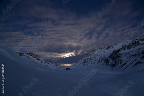 Obraz na płótnie Moon and clouds in the mountain w salonie