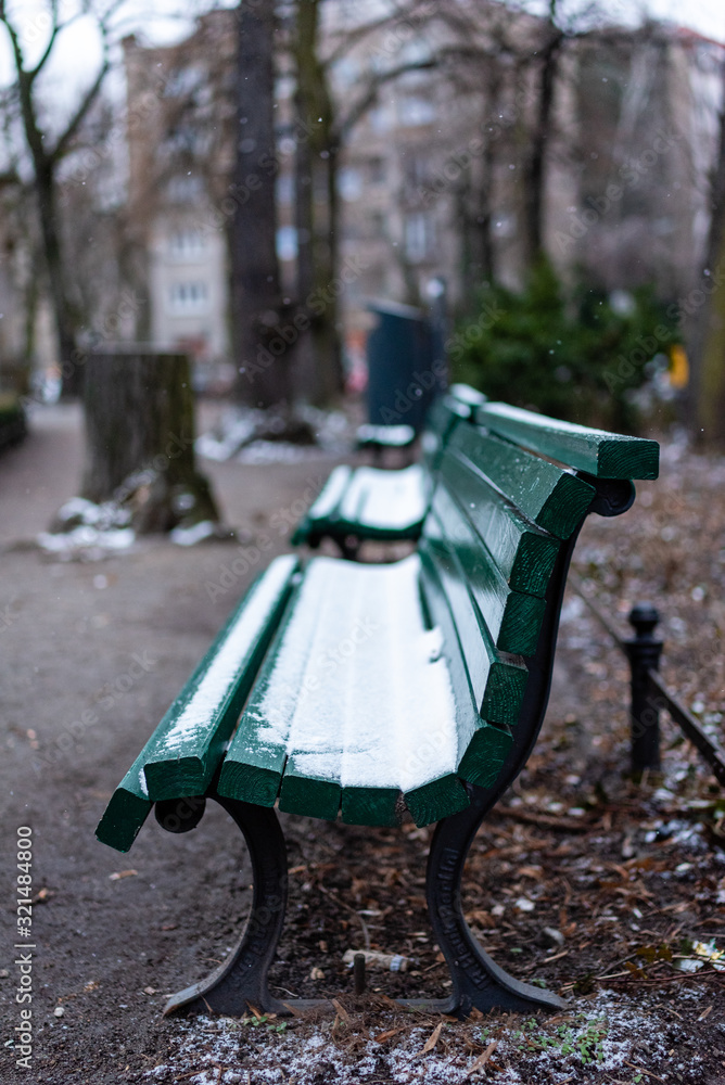 Fotografie The snow on the park bench
