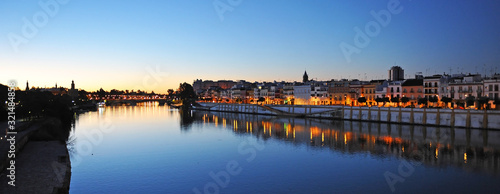 Amanecer en Triana con el río Guadalquivir en primer plano, Sevilla, España