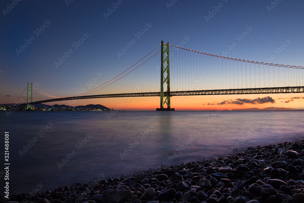 Obraz premium 朝の明石海峡大橋