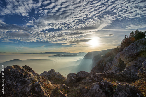 Sonnenuntergang in den Bergen über Nebel