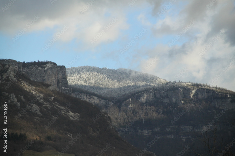 Fototapeta premium Sunny day on the cliffs mountains 