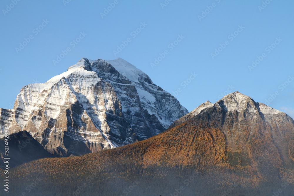 冠雪した山と紅葉の山