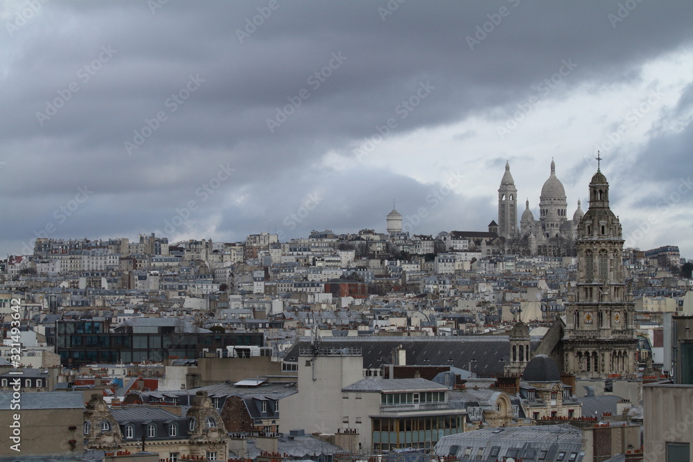 曇りのパリの街並み