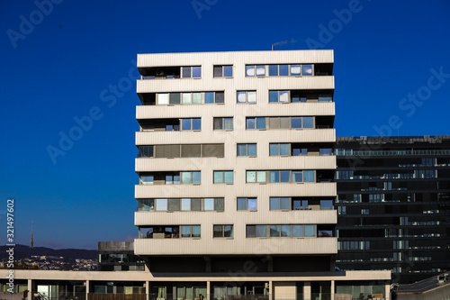 Photography Edifico con muchas ventanas y con forma de cubo futurista de la parte nueva de B