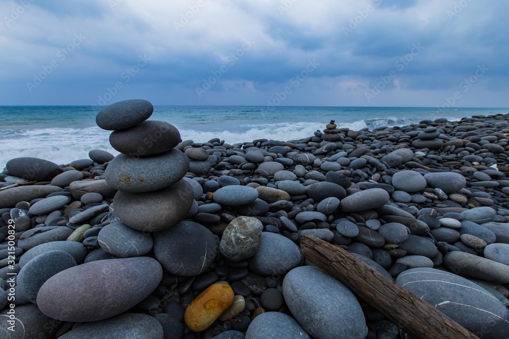 Naklejka Samotna kamienista plaża na Tajwanie