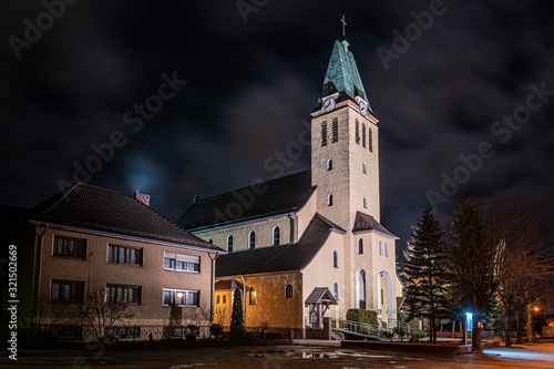 kościół murowany katolicki w nocy
