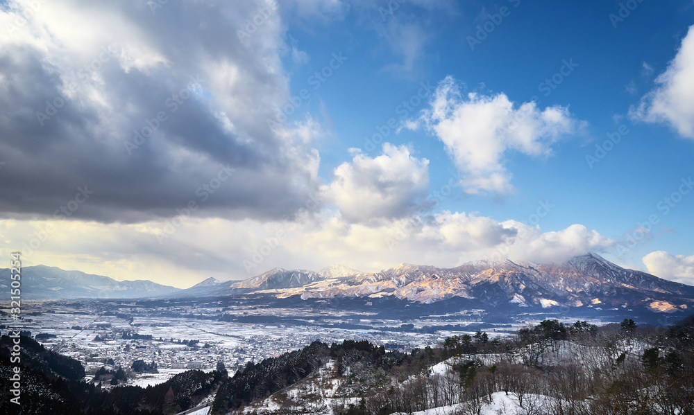 南阿蘇村から撮影した冬の阿蘇山。阿蘇くじゅう国立公園。