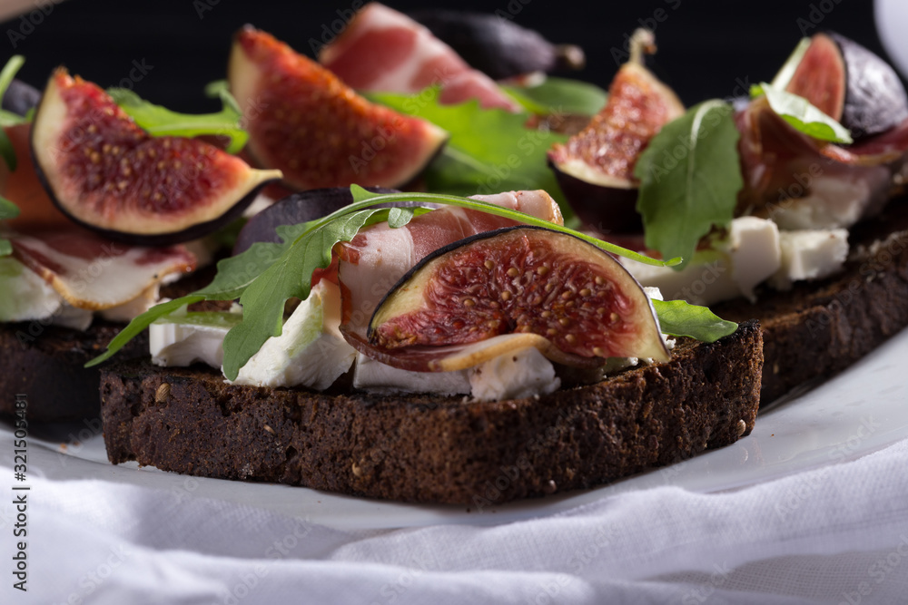 Figs. Sandwiches with figs, cheese, arugula, honey and nuts. toast with creamy yogurt and feta cheese spread, fresh figs with honey. Bruschetta with cheese and figs. Homemade. Everyday autumn kitchen. Figs. Sandwiches with figs, cheese, arugula, honey and nuts. toast with creamy yogurt and feta cheese spread, fresh figs with honey. Bruschetta with cheese and figs. Homemade. Everyday autumn kitchen.