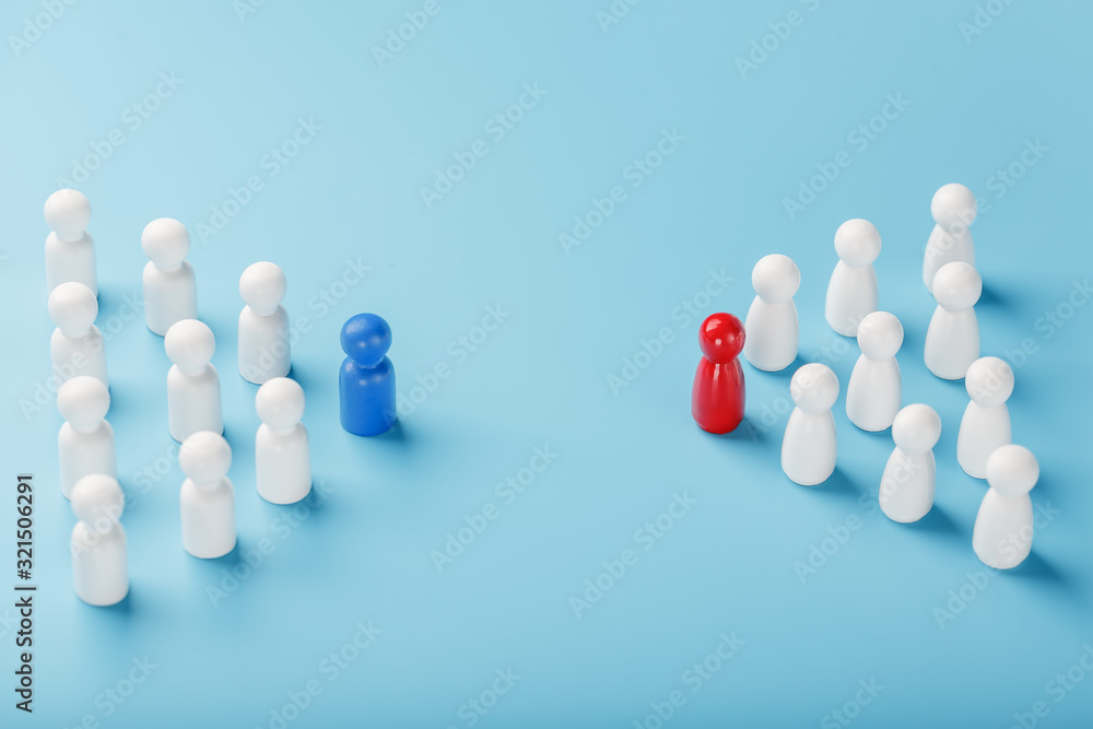 Obraz premium The group conflict between the leaders of companies in business, the rivalry of leaders in blue and red leads a group of white employees to competition, recruitment.