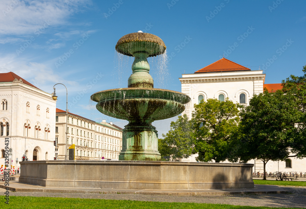 Fototapeta premium Fountain at the Munich University
