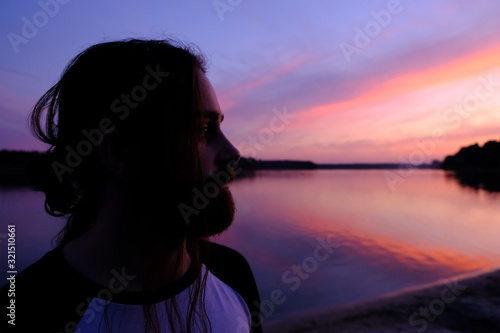 Photos bearded young man with long flowing hair looking artistic