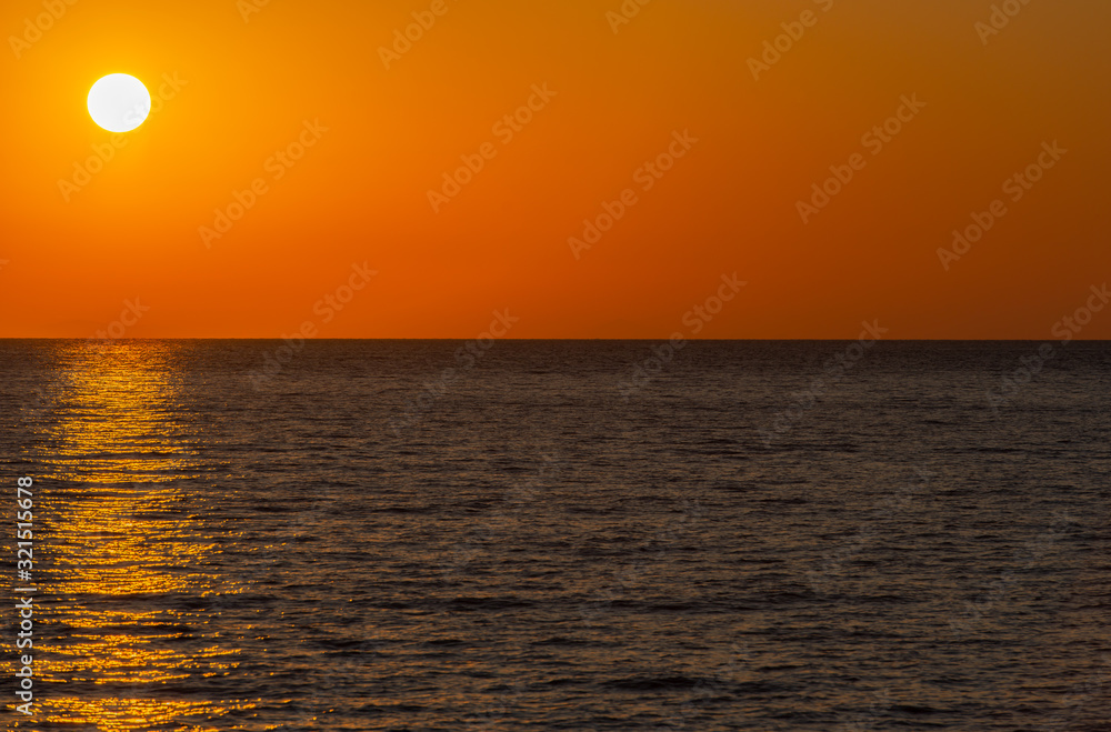 Sonnenuntergang um 21 Uhr Abend von einer Yacht aus am Mittelmeer vor Kos Griechenland
