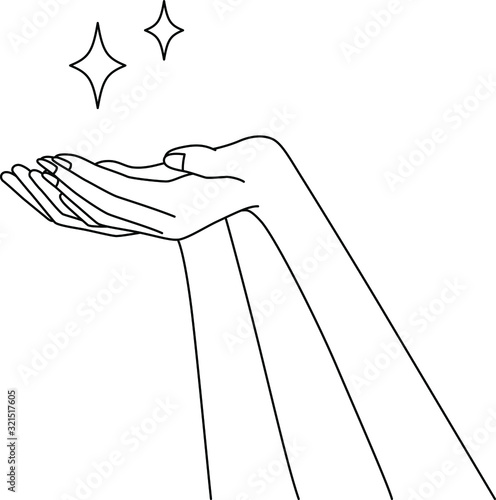 両手で何かをすくう女性の手元