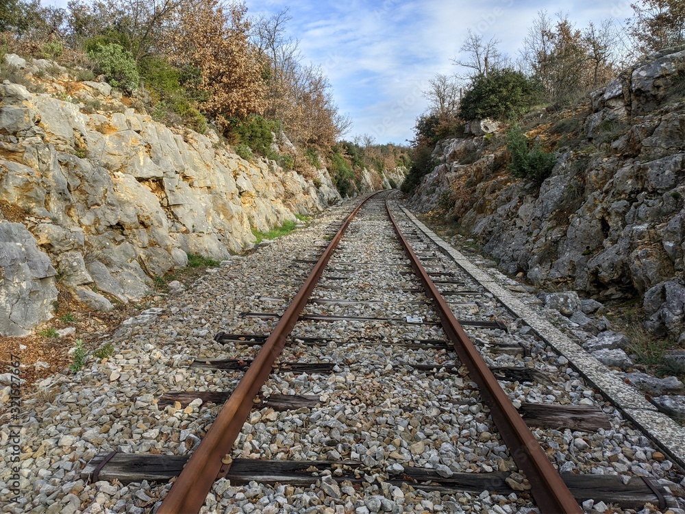 Chemin de fer et rail désafecté transport de marchandise et rouillé ou il y a un vieux train qui