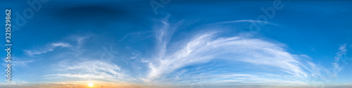Nahtloses Panorama mit blauem Himmel 360-Grad-Ansicht mit schönen Wolken mit Zenit zur Verwendung in 3D-Grafiken als Himmelskuppel oder zur Nachbearbeitung von Drohnenaufnahmen photo