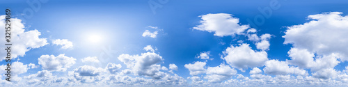 Fototapeta Naklejka Na Ścianę i Meble -  Nahtloses Panorama mit weiß-blauem Himmel in 360-Grad-Ansicht mit schöner Cumulus-Bewölkung zur Verwendung in 3D-Grafiken als Himmelskuppel oder zur Nachbearbeitung von Drohnenaufnahmen