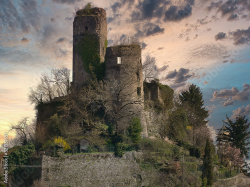 Fotografía Crumbling m abandoned castle in a meadow in italy