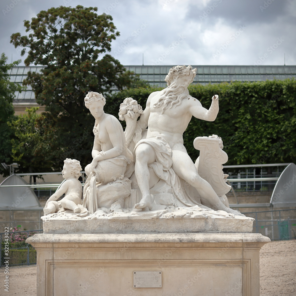 Obraz premium Statue group called La Loire et le Loiret at Tuileries garden 
