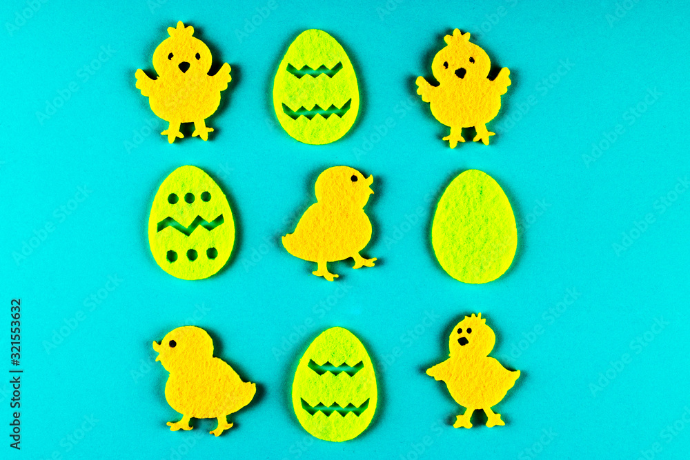 Naklejka premium Easter chickens and eggs on a blue background.