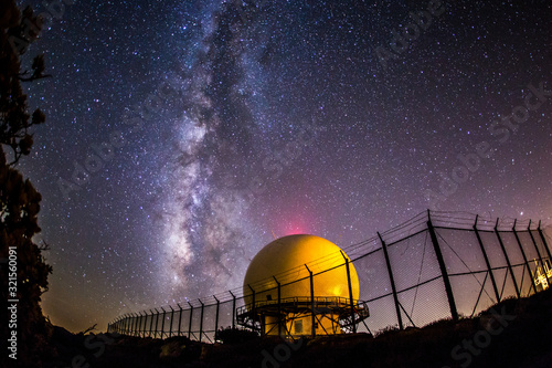 Canvas-taulu Milky Way and radar dome atop Mount Laguna.