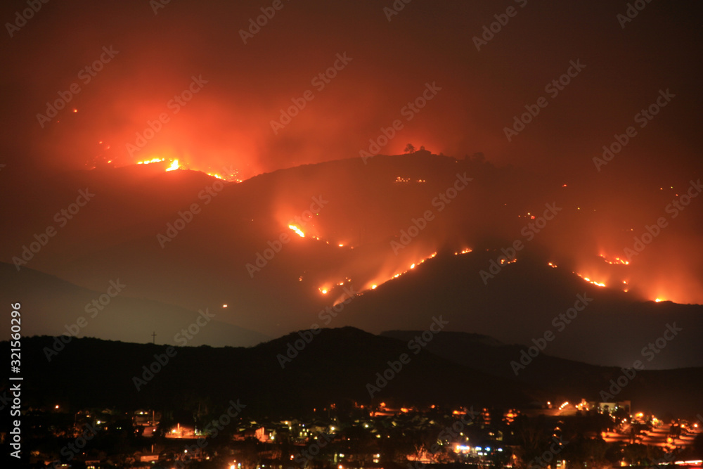 Fototapeta premium Mt. San Miguel płonął i szaleje w kierunku domów w pożarze Harrisa w 2007 roku. Pożary w San Diego.