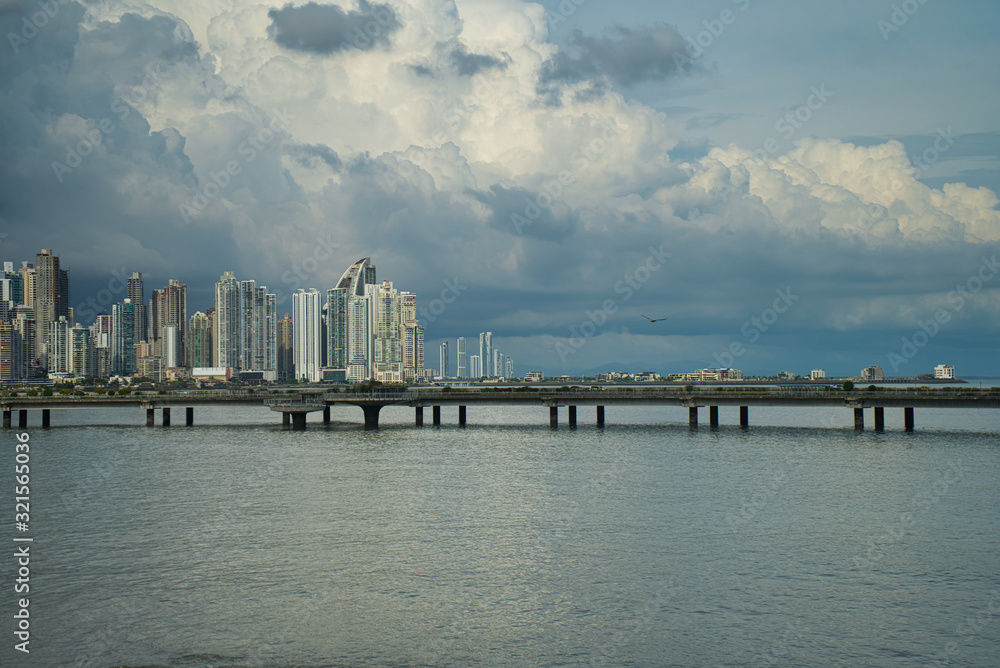 Die Altstadt von Panama, Skyline mit Brücke und Hochhäusern über das Meer fotografiert