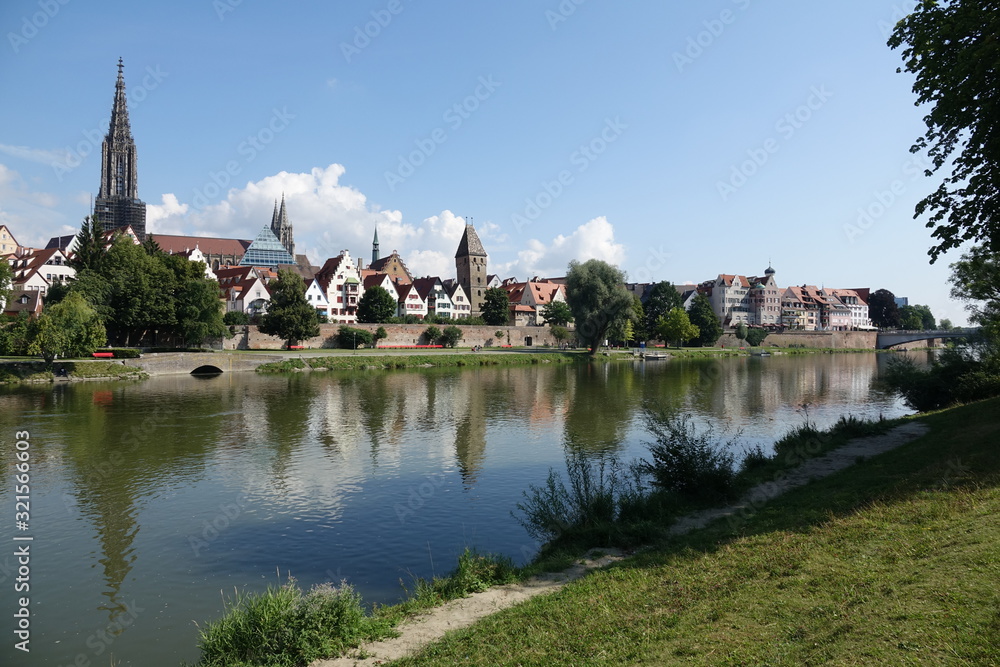 Donau in Ulm mit Münster und Metzgerturm Donau in Ulm mit Münster und Metzgerturm