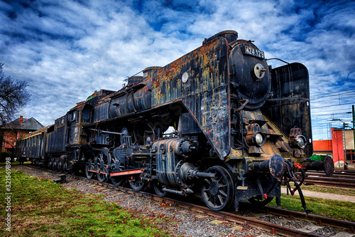 alte Lokomotive steht auf einem Nebengleis