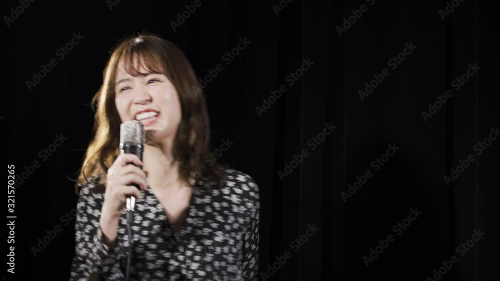 歌を歌う若い女性 歌を歌う若い女性