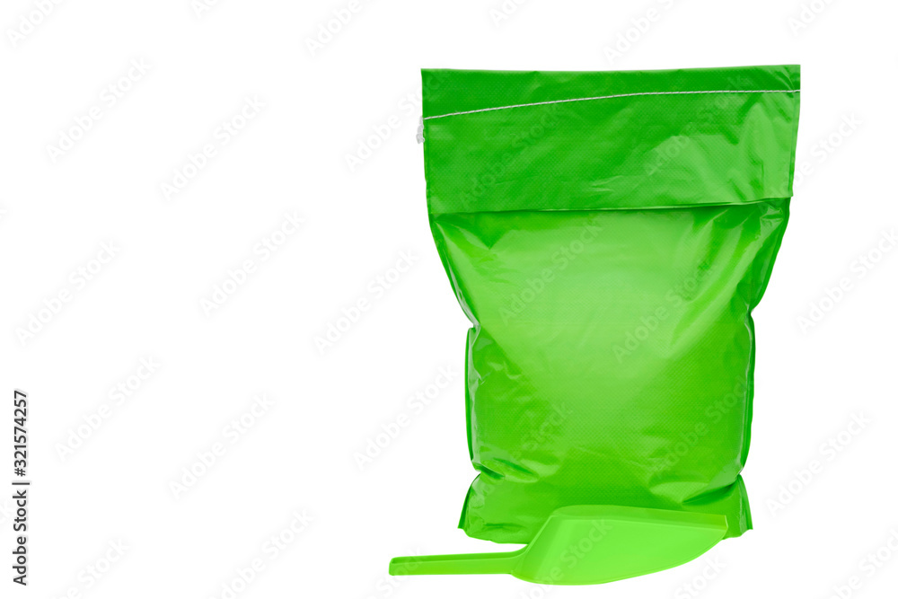 Sealed packaging bag for transporting goods and ladle for filling