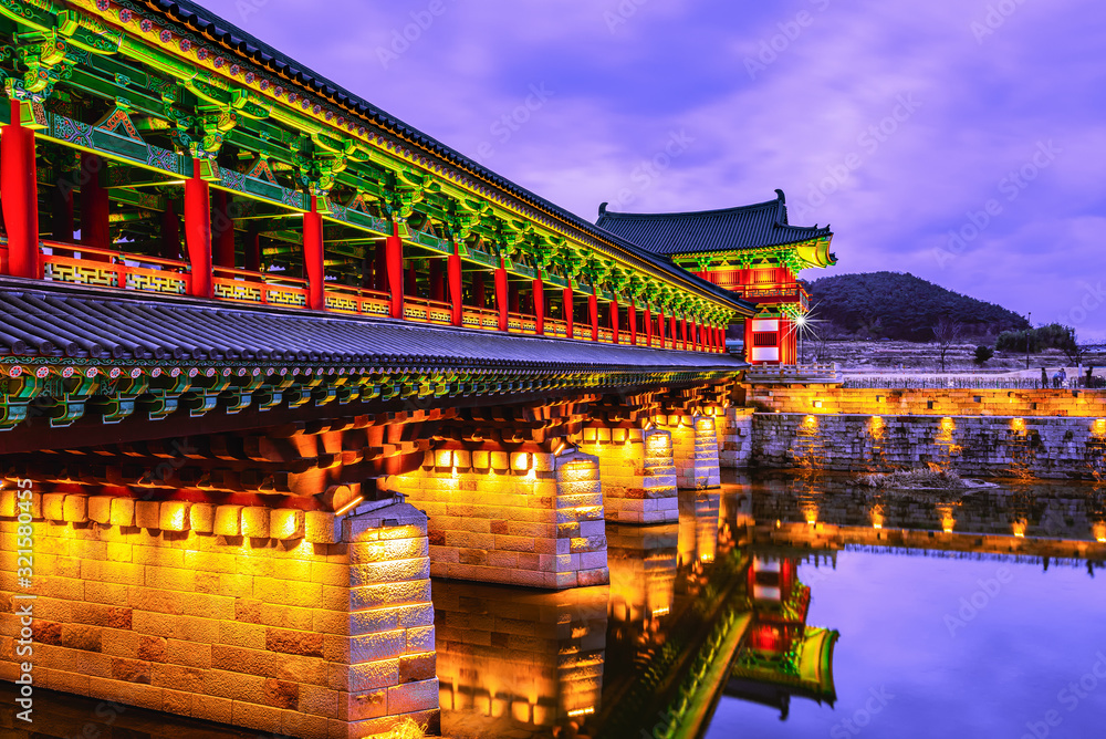 Obraz premium Woljeong Bridge and river at night of Gyeongju city, South Korea.