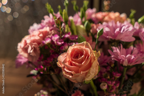 Ros   Rose in buntem Blumenstrauss mit Bubbles im Hintergrund