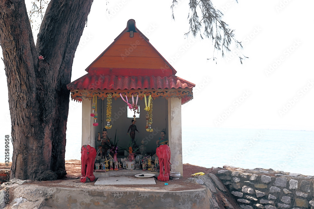 Obraz premium Thai remembrance monument against a faded ocean background