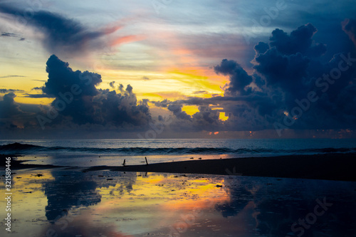 Papier peint Singer Island sunrise with dramatic thunderheads