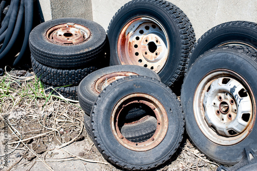 Wallpaper Mural 錆びたタイヤ Torontodigital.ca