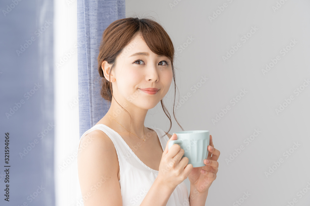 女性　白ワンピース