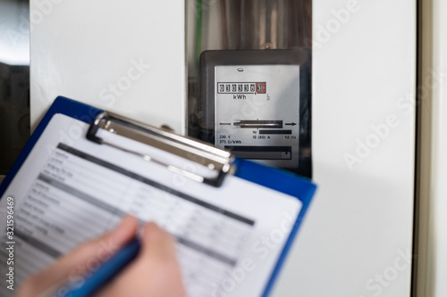 Foto Male Technician Writing Reading Of Meter