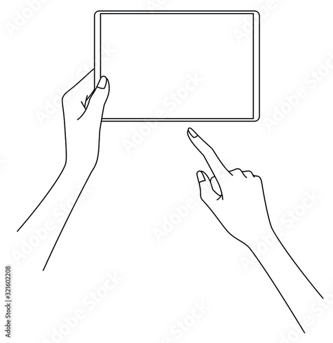 タブレットを持つ女性の手元
