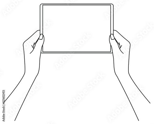 タブレットを持つ女性の手元