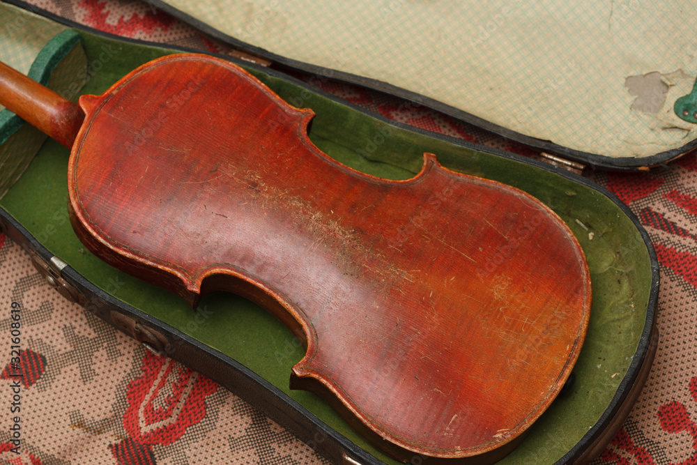 Obraz premium Broken antique red violin for restoration with damage