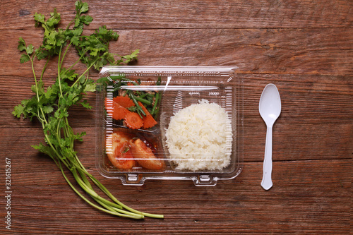 Foto Thai package lunch to go on wood table.composition (top view).