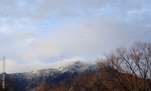 눈 덮인 산 정상이 보이는 아름다운 풍경 © 재봉 황