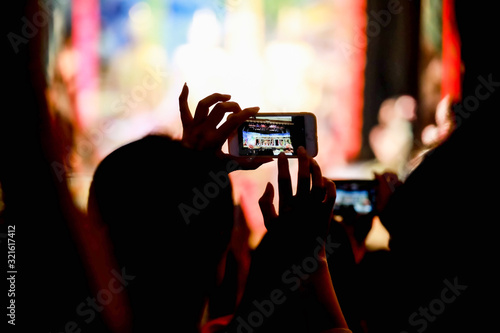 Фотография Take photo in concert by mobile phone