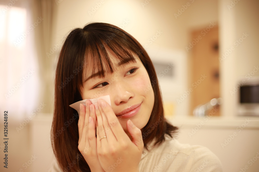 あぶらとり紙を使う女性 あぶらとり紙を使う女性