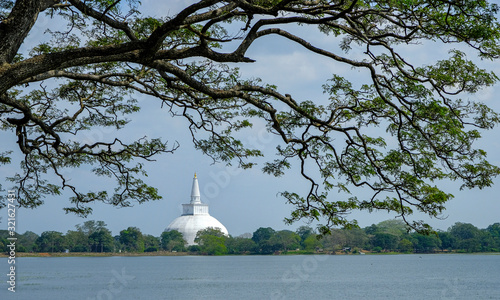 Foto Anuradhapura, Sri Lanka - February 2020: Buddhist stupa Ruvanvelisaya Dagoba on February 6, 2020 in Anuradhapura, Sri Lanka