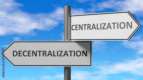 Bilde på lerret Decentralization and centralization as a choice, pictured as words Decentralizat