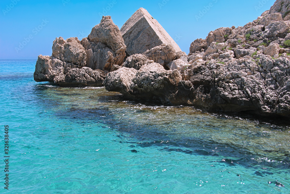 La costa del Golfo di Orosei vicino alla bellissima Cala Luna, la prima delle bellissime spiagge raggiungibili in barca da Cala Gonone, in Sardegna.