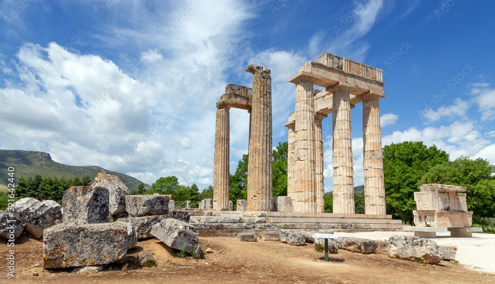 Fototapeta premium Starożytna świątynia Zeusa w Nemei, Peloponez, Grecja.