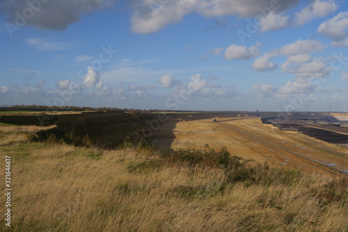 Blick von der Aussichtsplattform bei Titz-Jackerath auf den Braunkohletagebau Garzweiler II